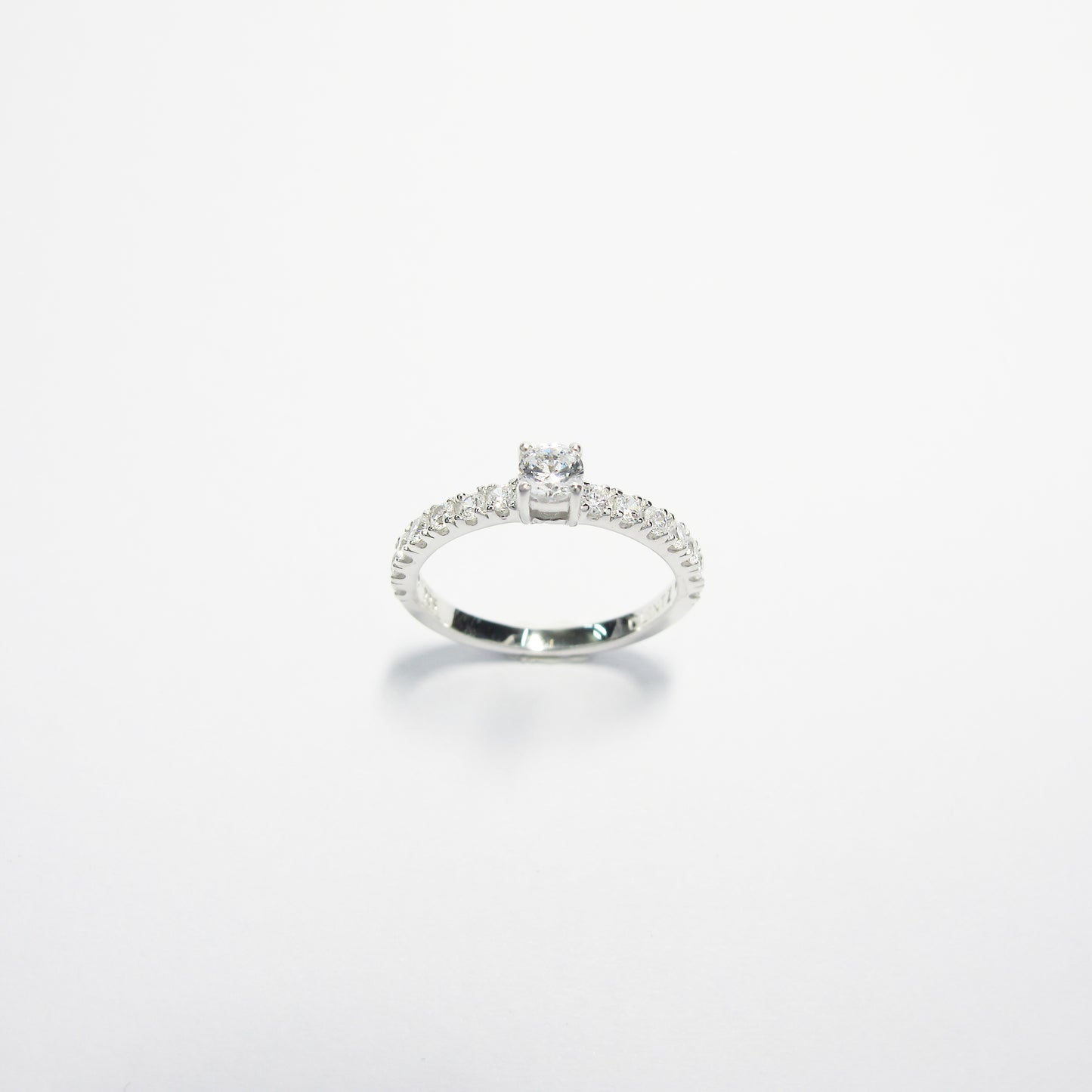 Glintz Trio Round Cut Ring