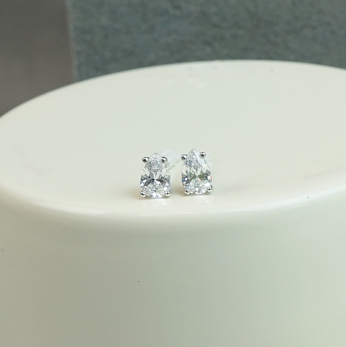 Glintz Bijoux Bisou Pear Cut Studs 4x6mm Earrings in Multi Color