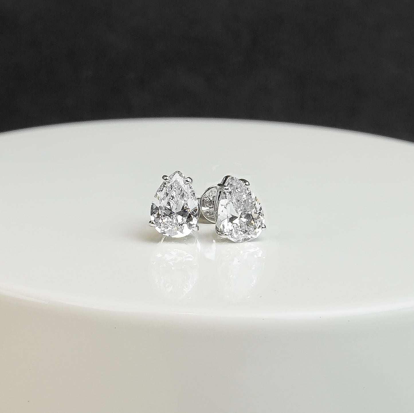 Glintz Bijoux Bisou Pear Cut Studs7x9mm Earrings in muli-Color